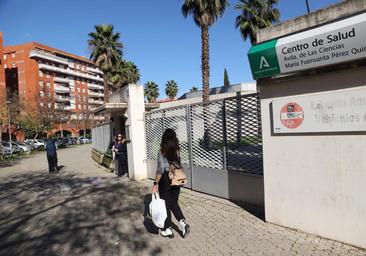 Gobernar Previsión Por ley Pocas demoras en los centros de salud de Sevilla capital y mucha gente en  urgencias