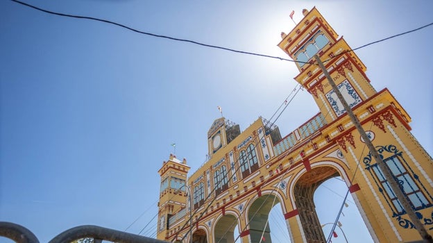 El montaje de la Feria de Abril de Sevilla 2023 encara su recta final con la llegada de los cacharritos