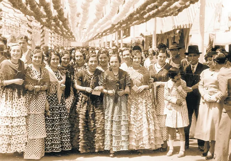 Mujeres engalanadas en la Feria de Abril de Sevilla de 1934