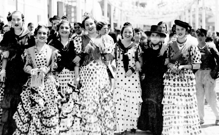 Imagen principal - La historia y el origen del traje de flamenca: así ha evolucionado