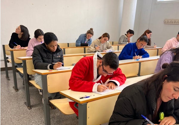 Se presenta vestido de Papá Noel a hacer un examen de la Universidad de Sevilla