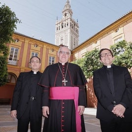 Monseñor Saiz Meneses con Teodoro León y Ramón Valdivia, obispos auxiliares
