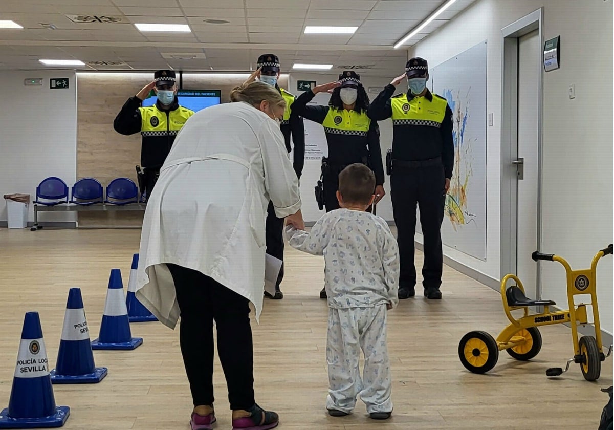 Agentes tutores de la Policía Local de Sevilla visitan por primera vez a los niños del Virgen Macarena
