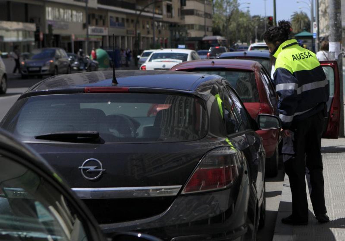 Un trabajador de Aussa observa los vehículos aparcados