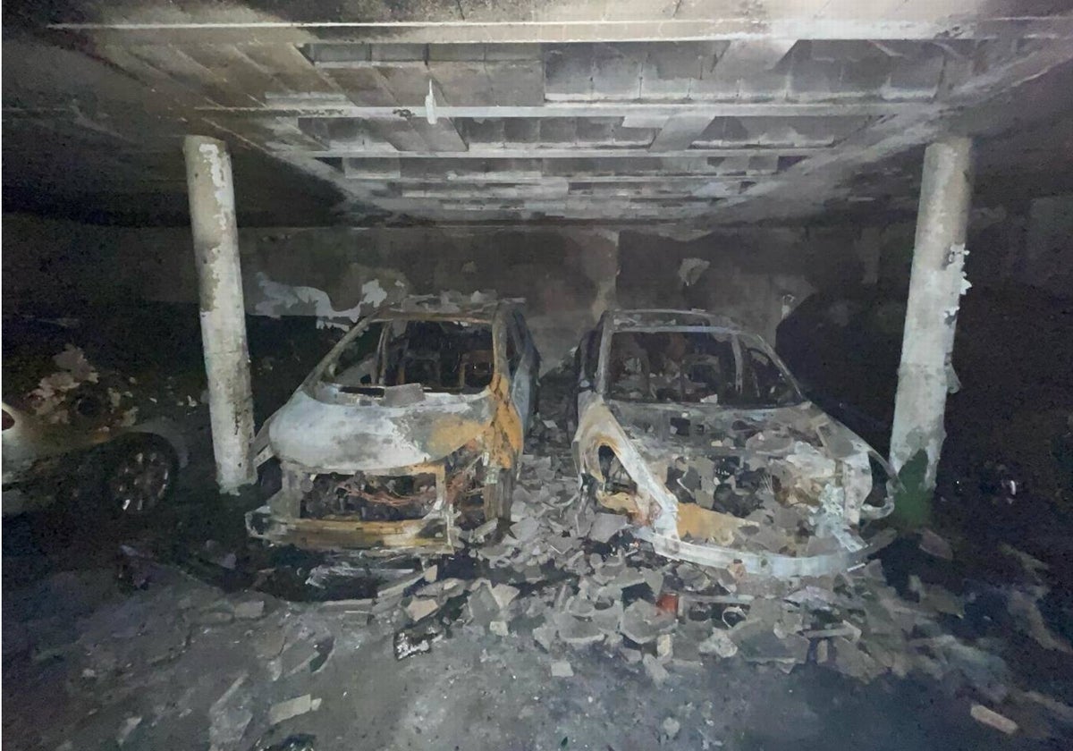 Así quedaron los dos vehículos más próximos al foco de las llamas del incendio registrado hace escasos días