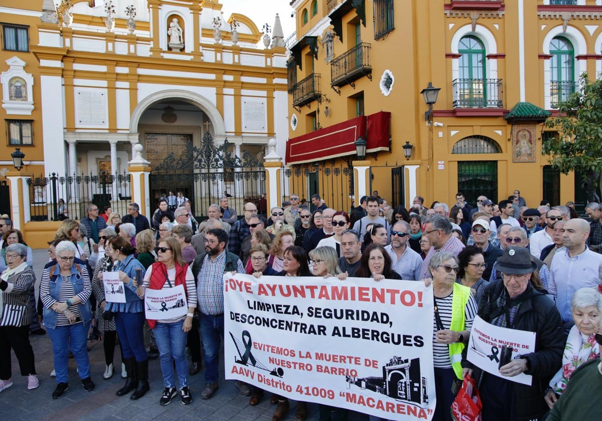 Vecinos se manifiestan esta tarde junto a la Basílica de la Macarena