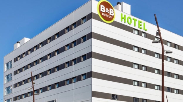 Fachada principal del hotel B&B en Vícar.