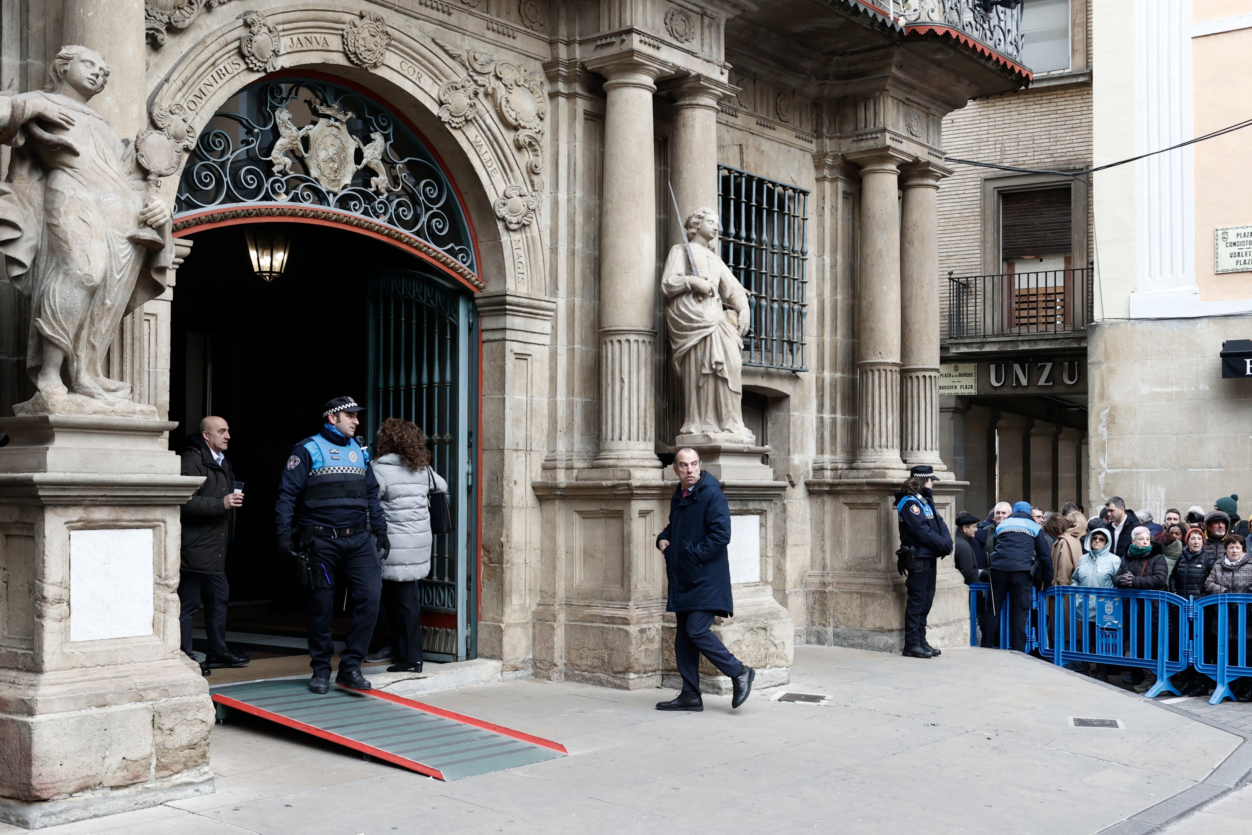 El portavoz del PP en el Ayuntamiento de Navarra, Carlos García Adanero (c) a su llegada a la plaza del Ayuntamiento