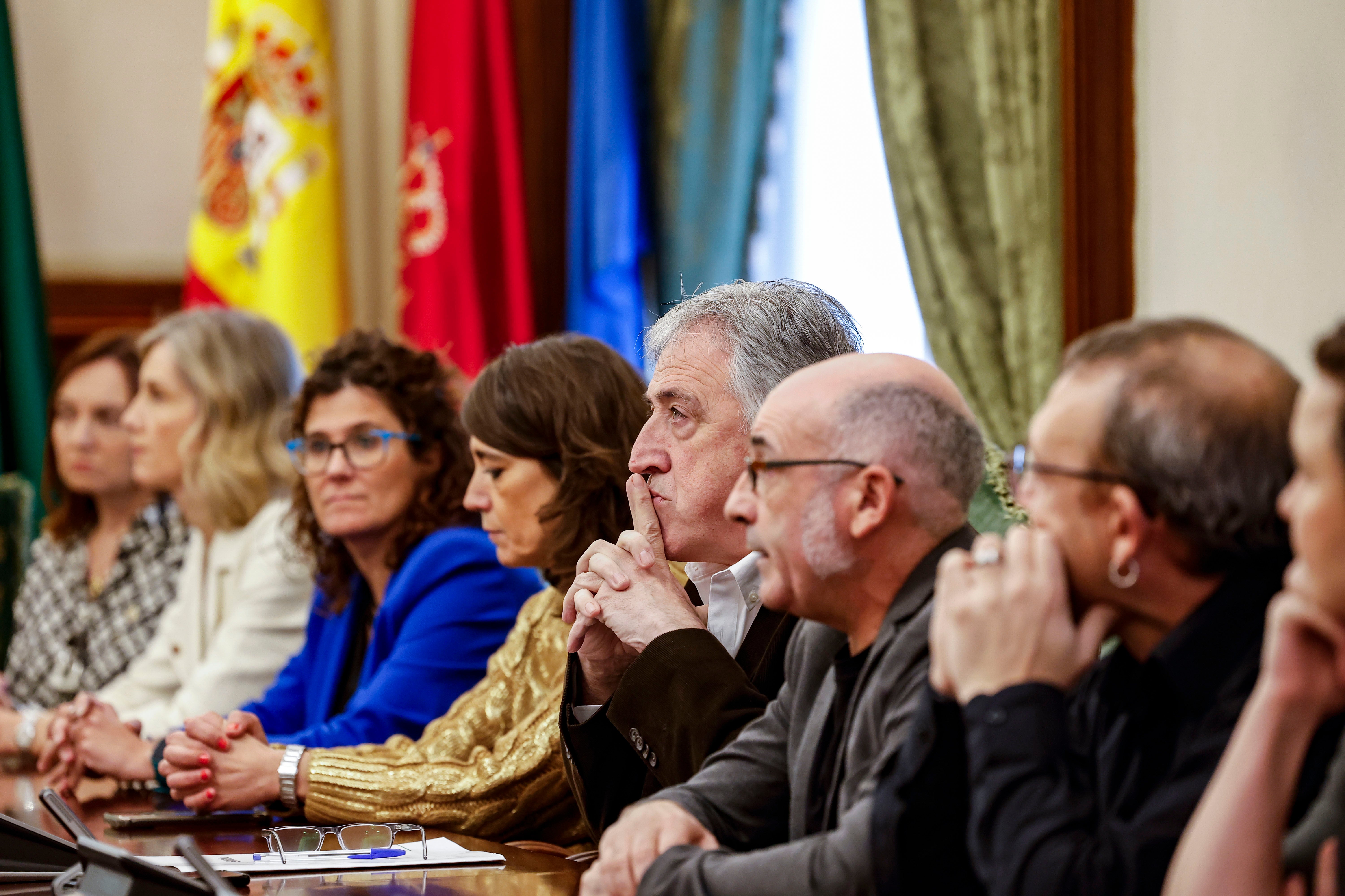 El candidato de EH Bildu a la alcaldía de Pamplona, Joseba Asiron (c) asiste a un pleno extraordinario convocado antes de la moción de censura