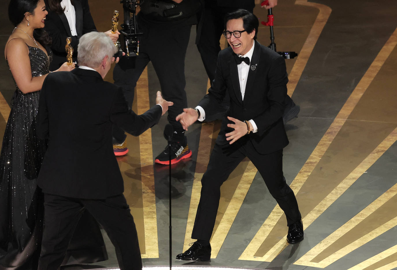 Daniel Kwan, Daniel Scheinert y Jonathan Wang reciben el Oscar a la Mejor Película por Todo a la vez en todas partes