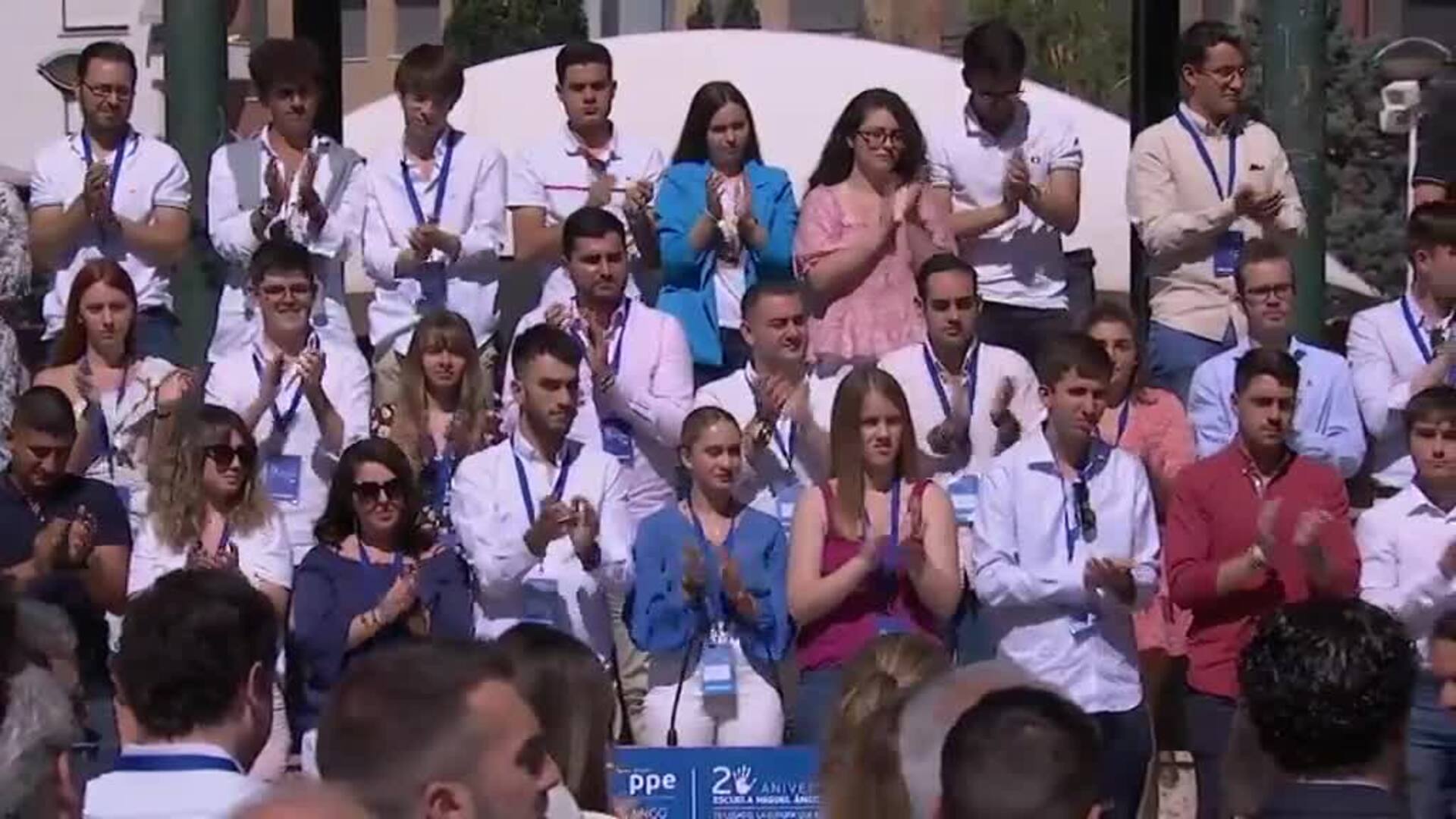 Marimar Blanco llora por su hermano en la clausura de la Escuela de Verano Miguel Ángel Blanco