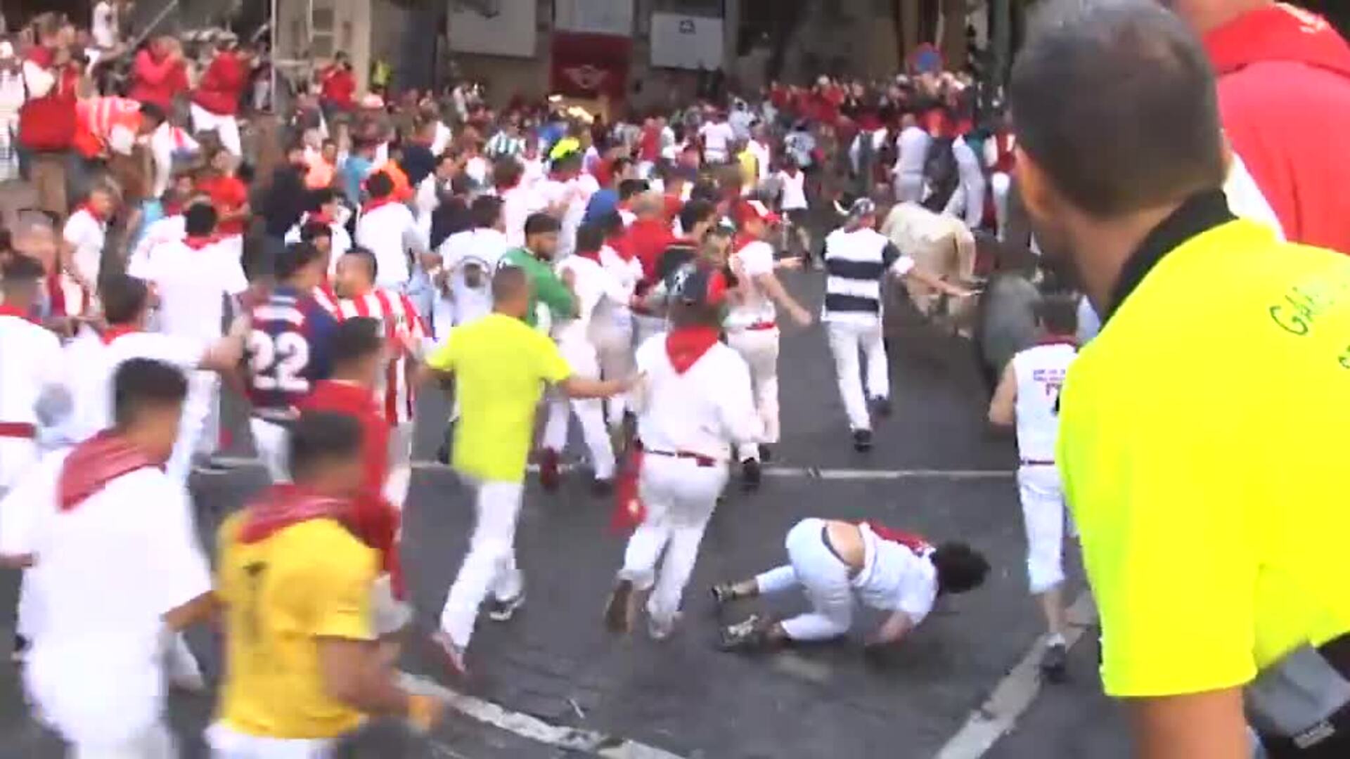 Los mozos corren ante los toros de José Escolar durante el tercer encierro de San Fermín