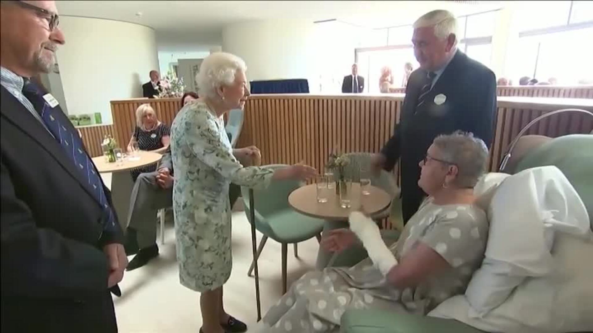 La reina Isabel visita un hospicio de Windsor