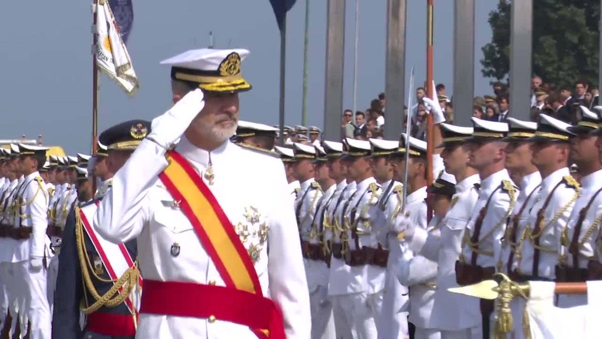 El rey Felipe VI entrega en la Escuela Naval de Marín 106 Reales Despachos