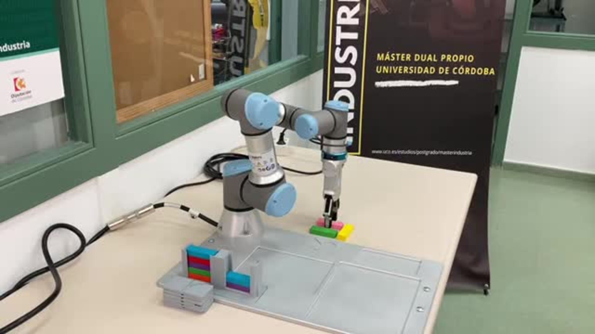 La UCO presenta el robot colaborativo UR3