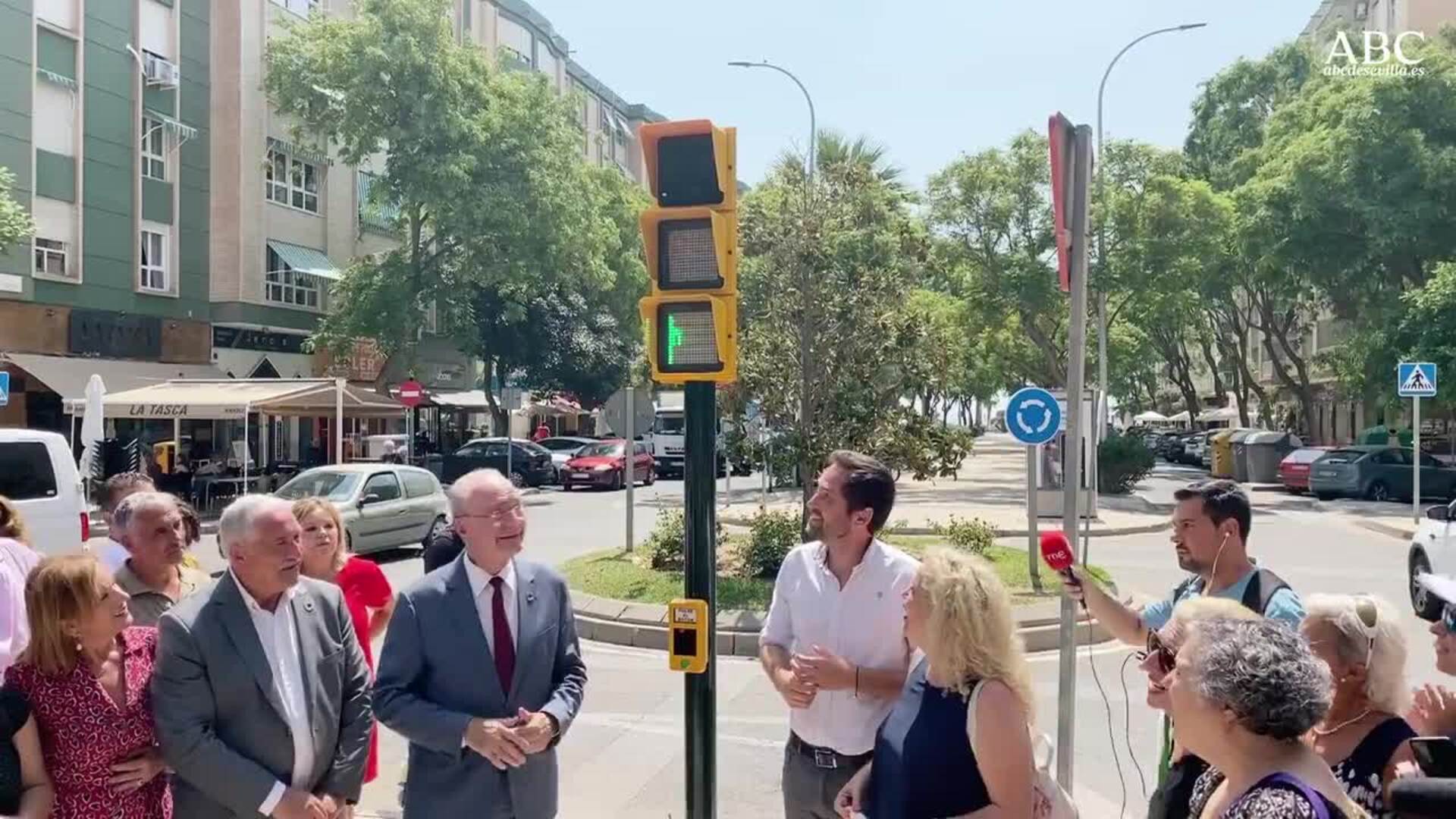 Chiquito de la Calzada vuelve «al ataquerrr» en Málaga con su semáforo en el barrio de Huelin