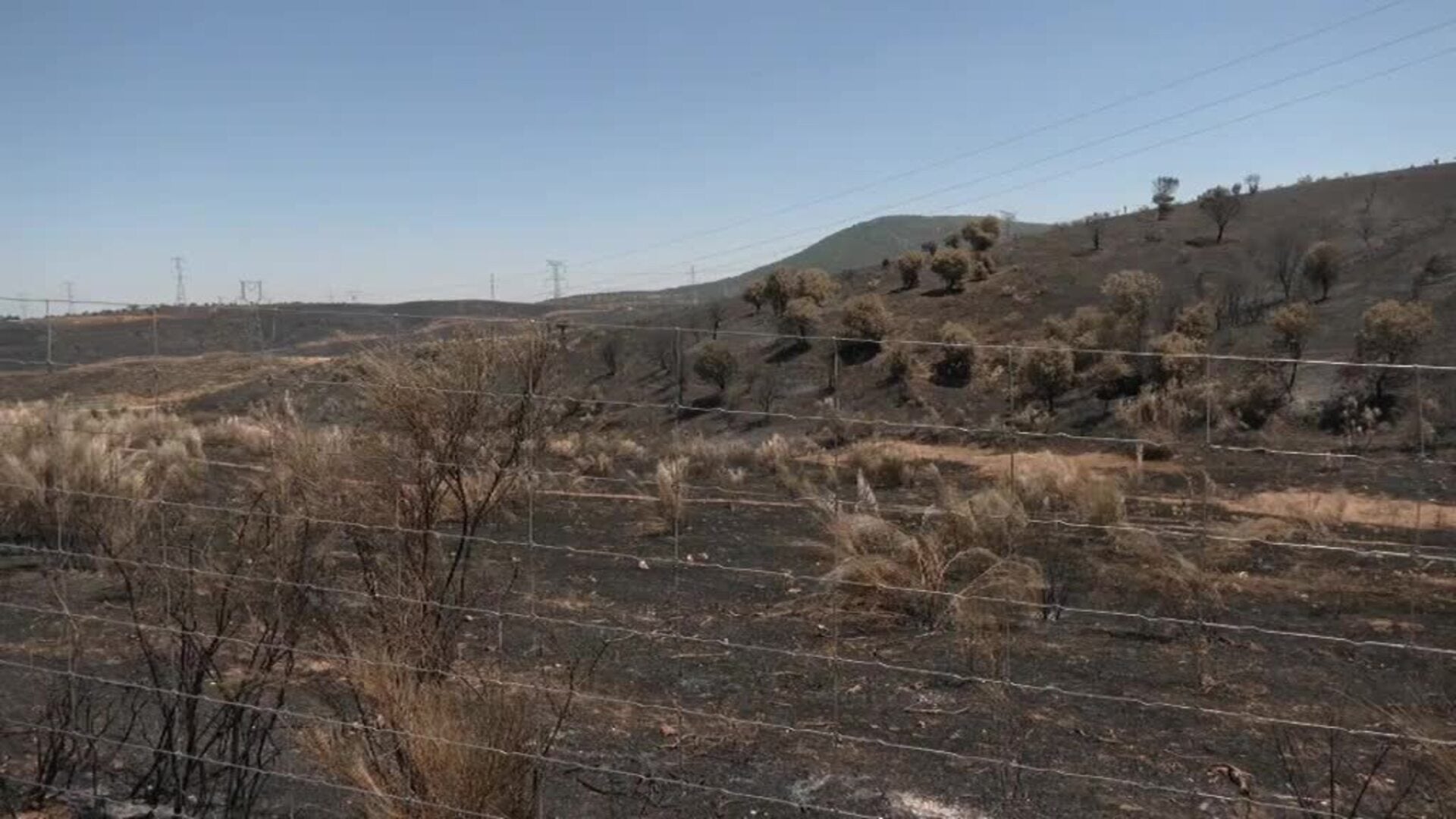 Regresan los vecinos de Casas de Miravete tras el incendio forestal que ha carbonizado más de 3000 hectáreas alrededor de sus hogares