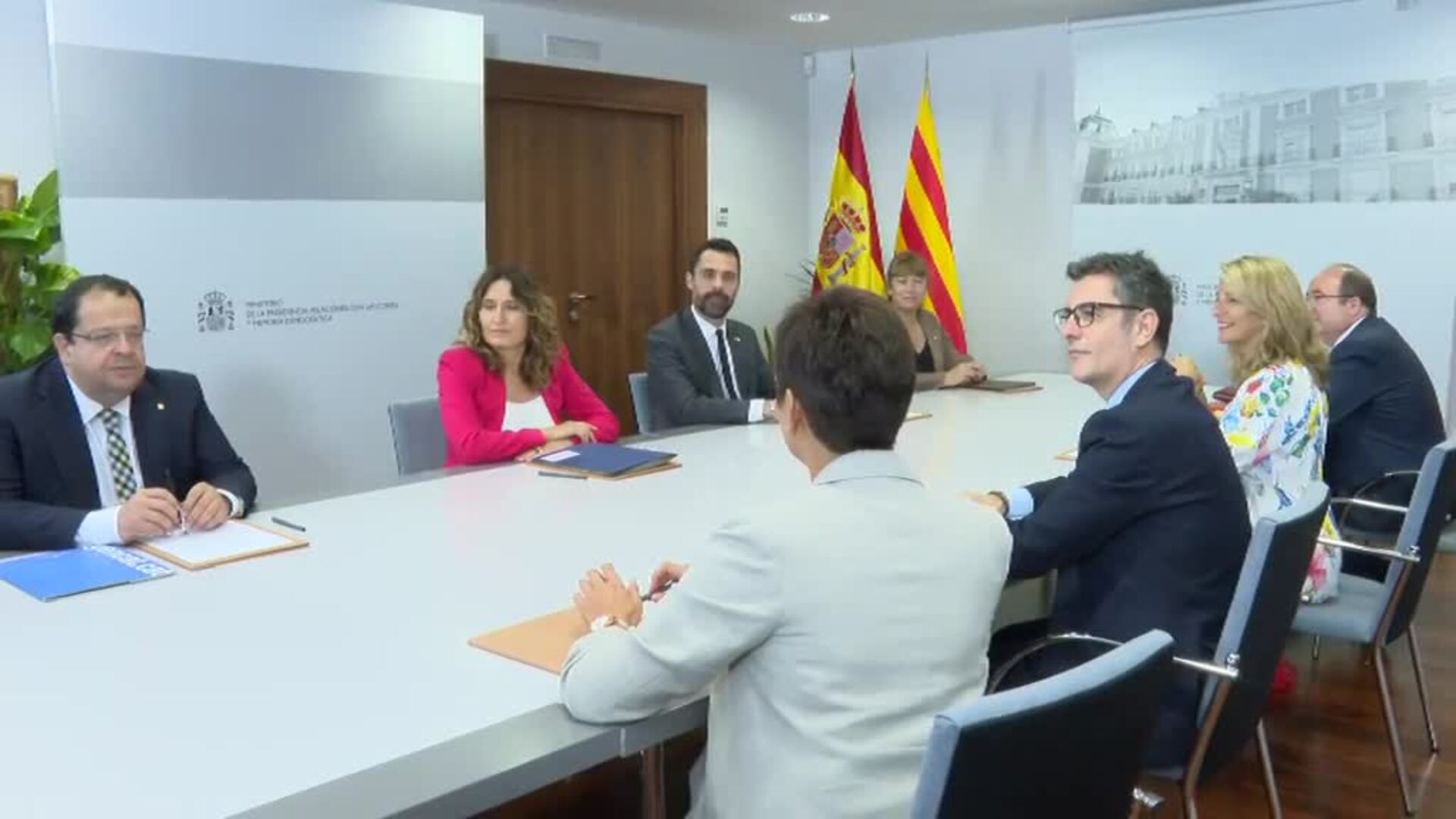 Gobierno y Generalitat acuerdan superar la judicialización y blindar el catalán