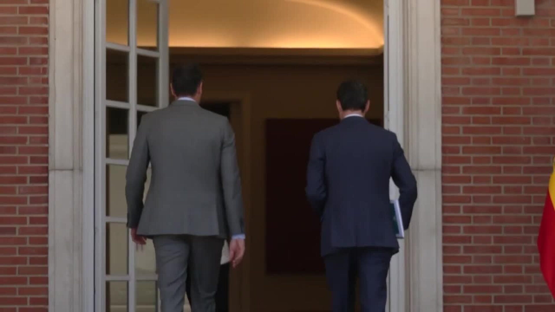 Pedro Sánchez recibe a Juanma Moreno en La Moncloa