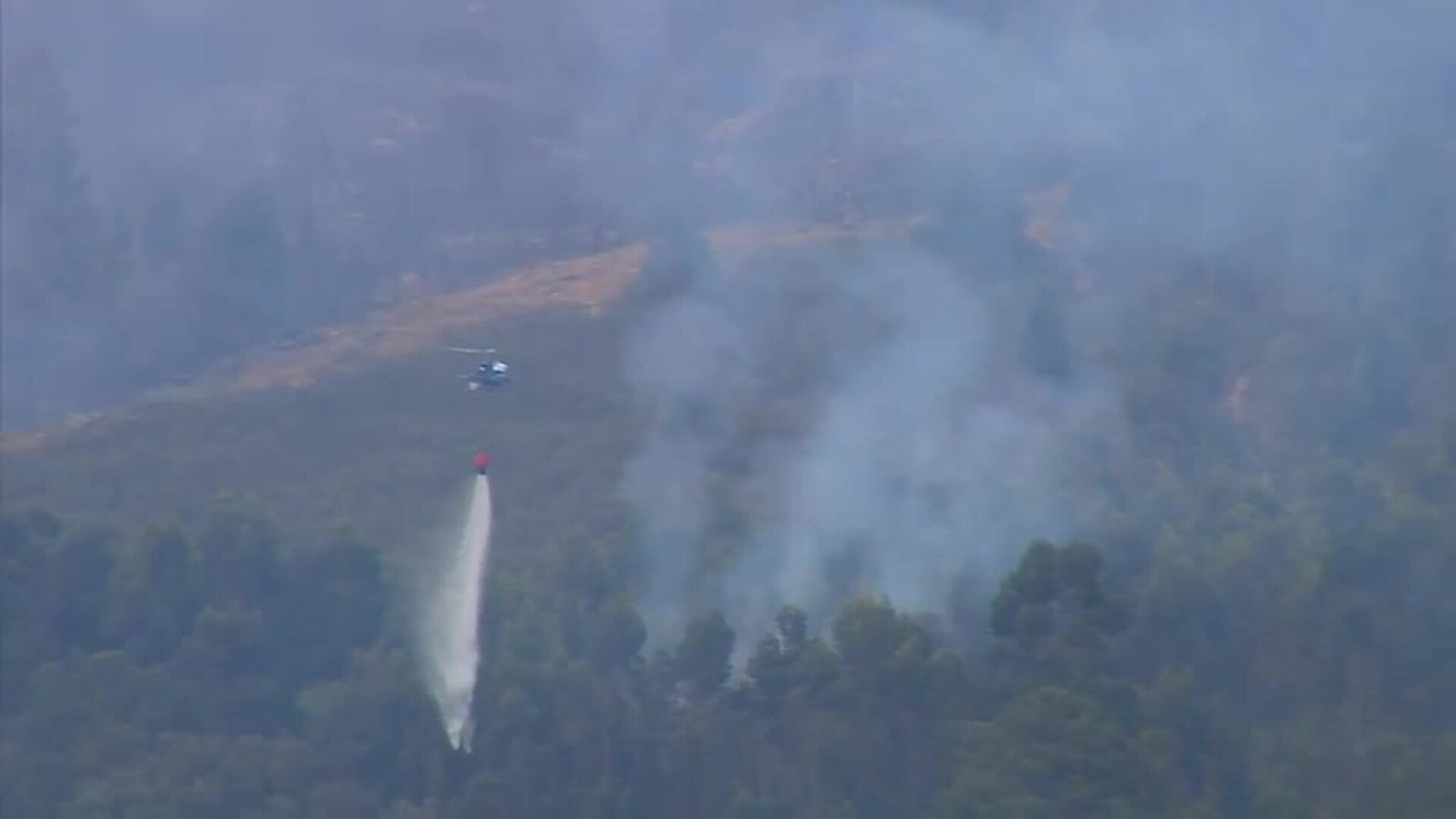 Sigue la lucha de los bomberos por controlar el incendio de Arbo