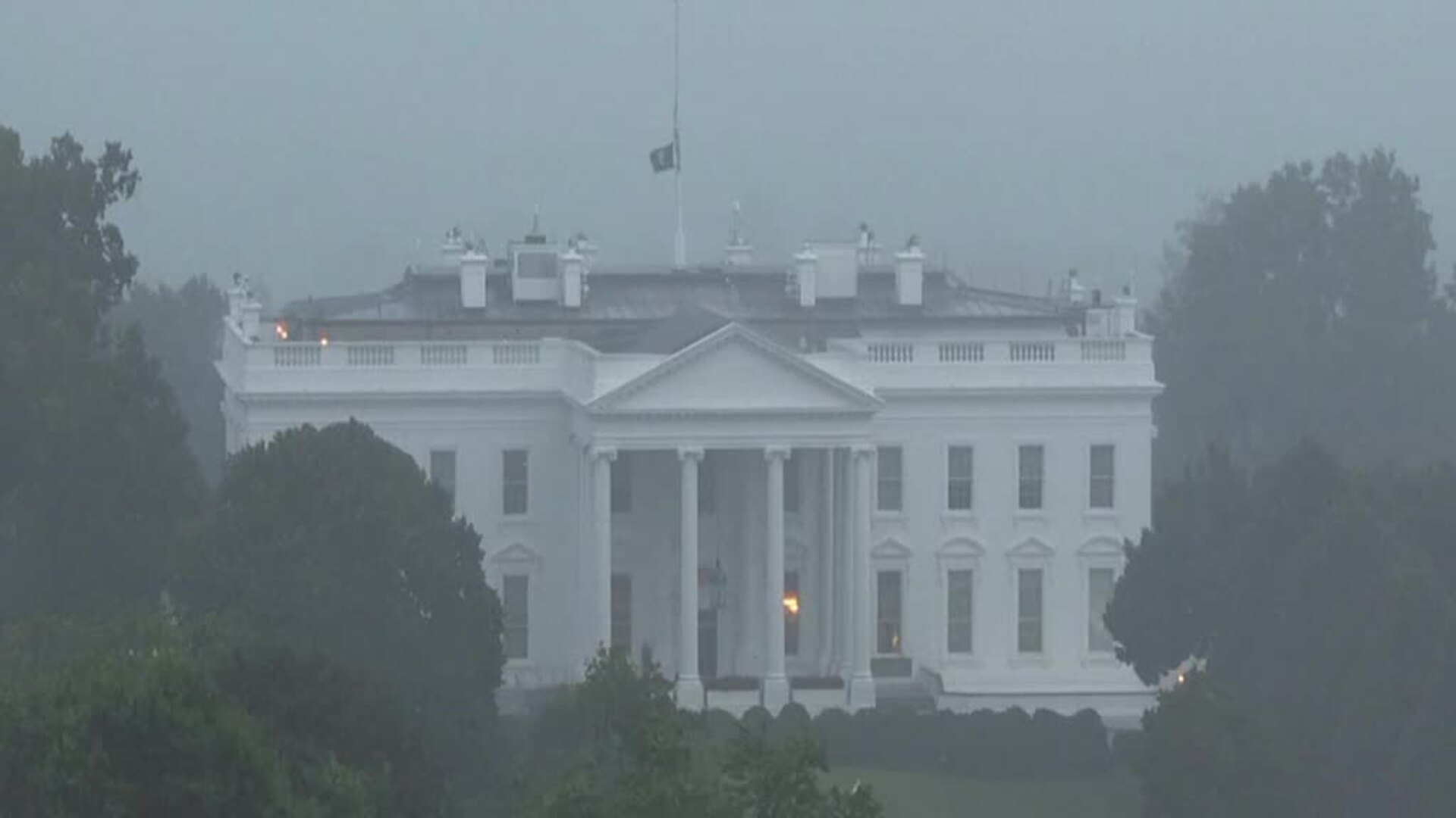 Un rayo mata a dos personas en la Casa Blanca