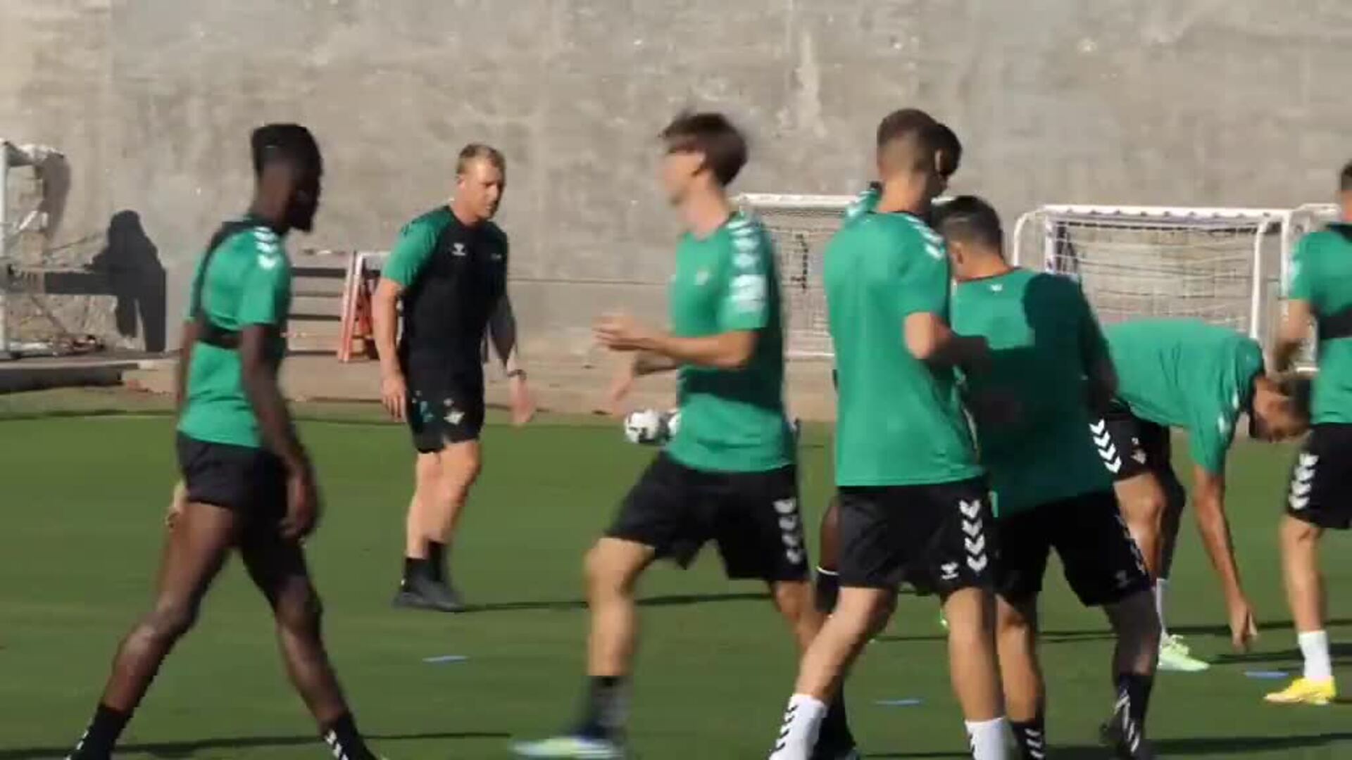 El Betis se entrena tras golear al Elche