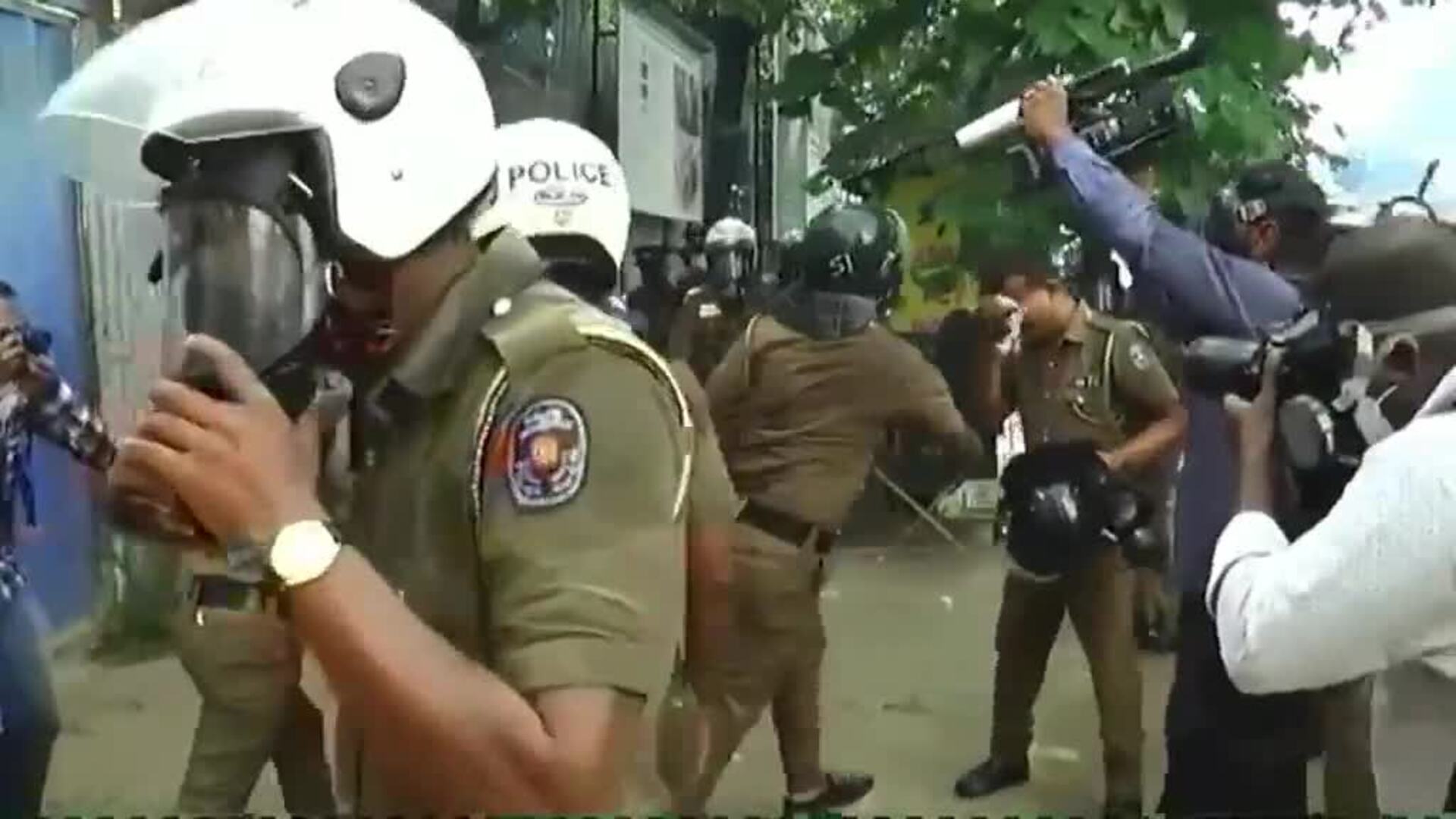 La Policía lanza gases lacrimógenos para dispersar las protestas de estudiantes en Sri Lanka