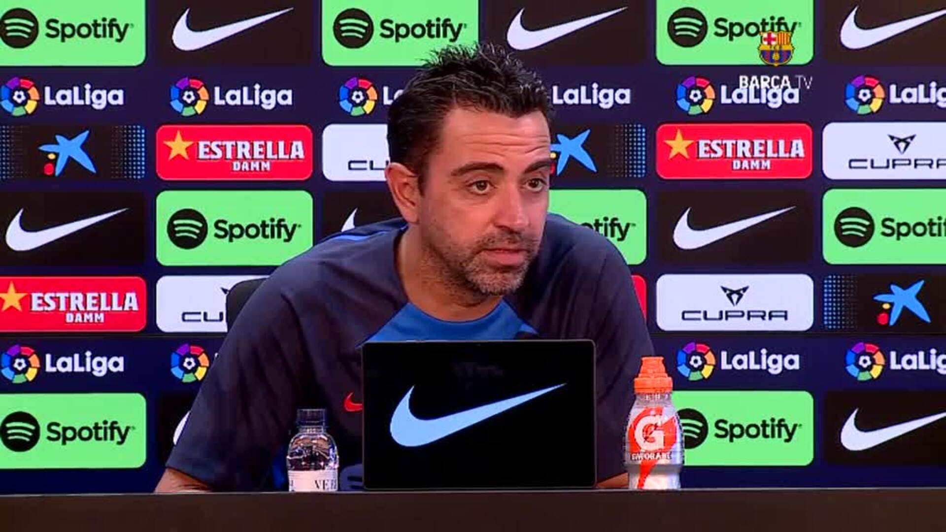 Xavi saca "la bandera de la humildad" para rebajar la euforia de la afición