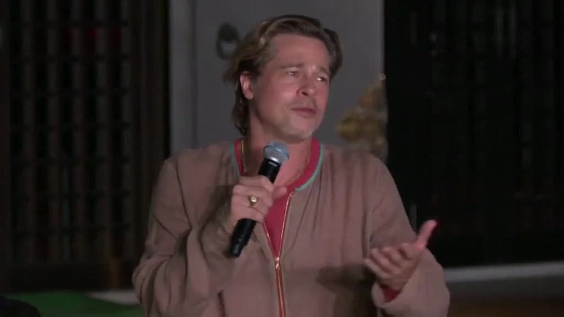 Brad Pitt asiste a un ritual budista como parte de su promoción de "Bullet Train"