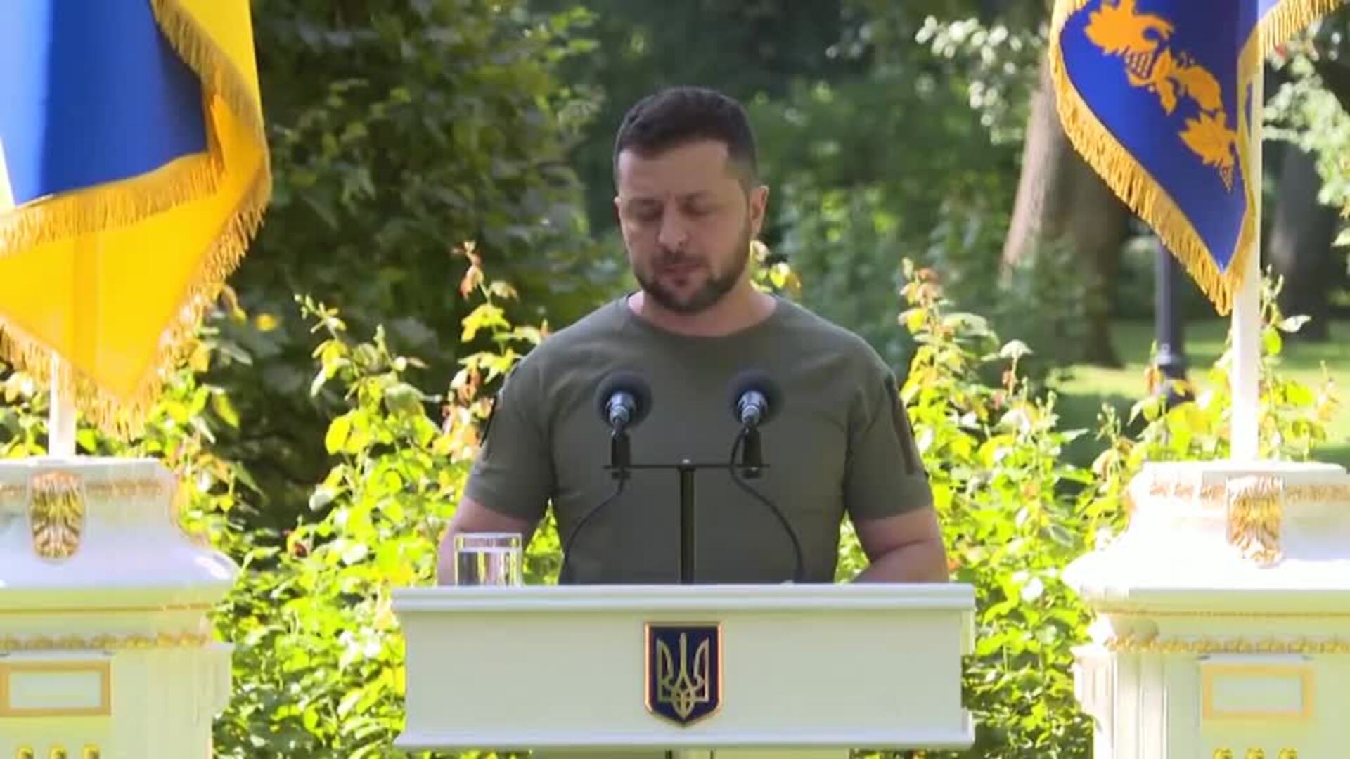 Zelenskiy entrega medallas honoríficas a soldados y familiares