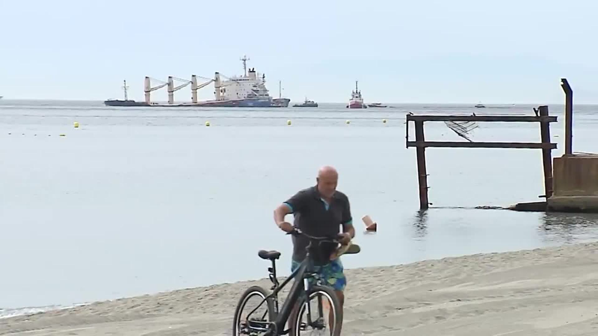 El vertido del OS35 ha llegado a la playa de Poniente y Verdemar alerta del peligro