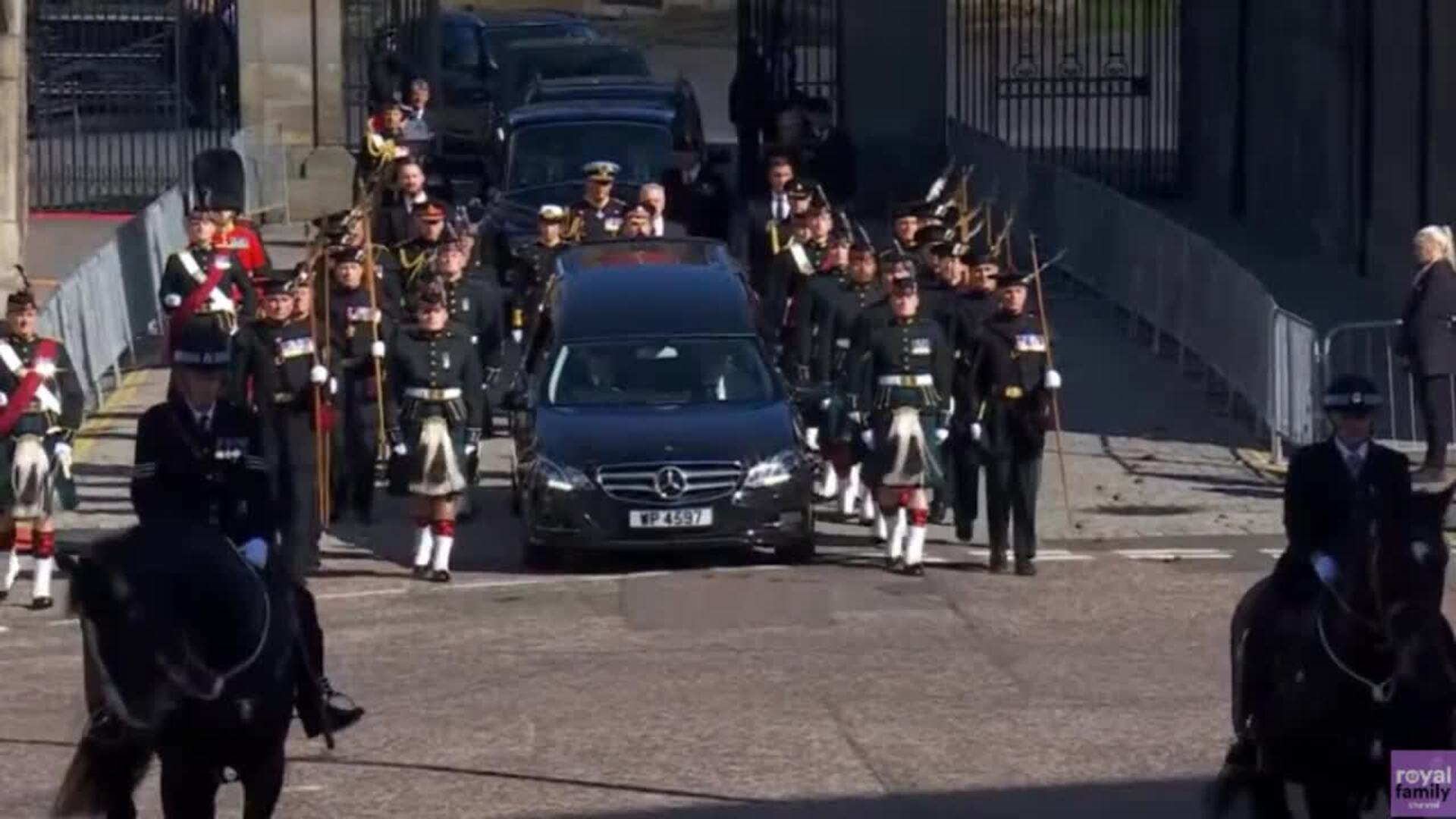 La catedral de Edimburgo acoge una primera misa de despedida a Isabel II