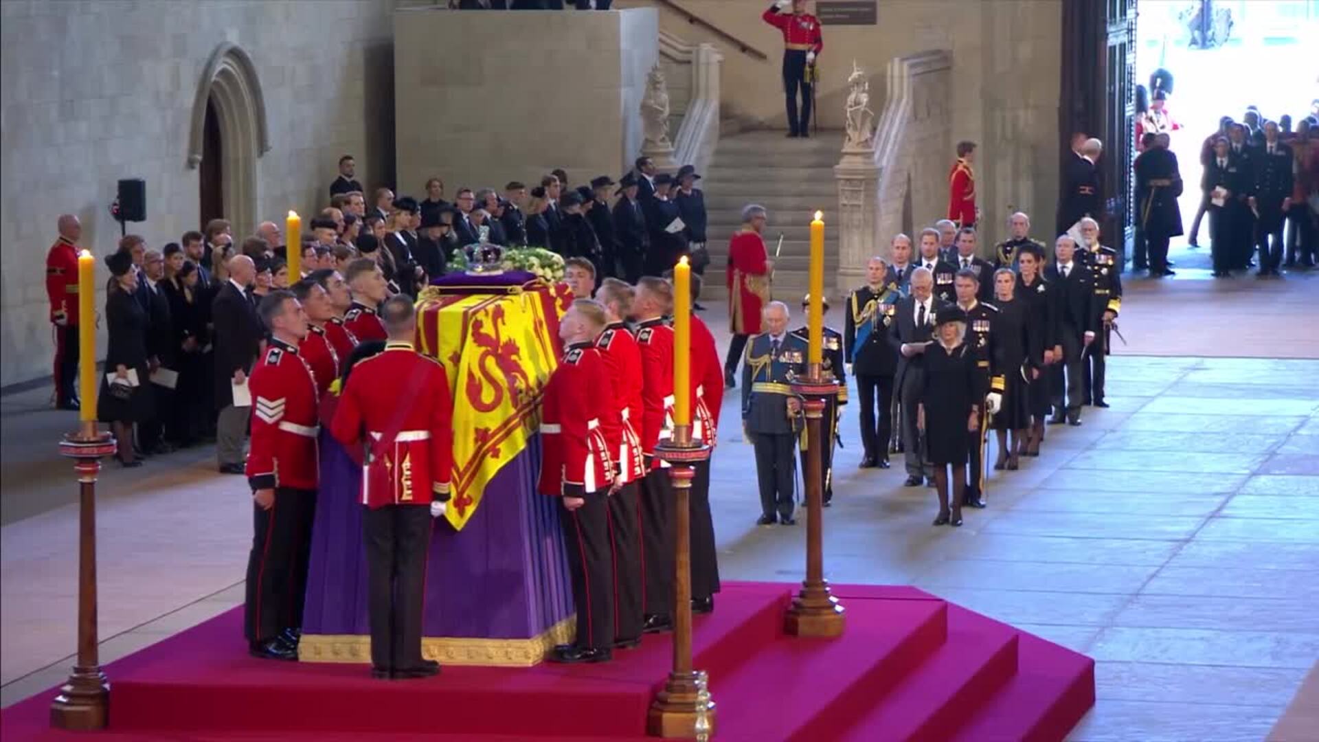 El féretro de Isabel II de Inglaterra ya se encuentra en el Palacio de Westminster