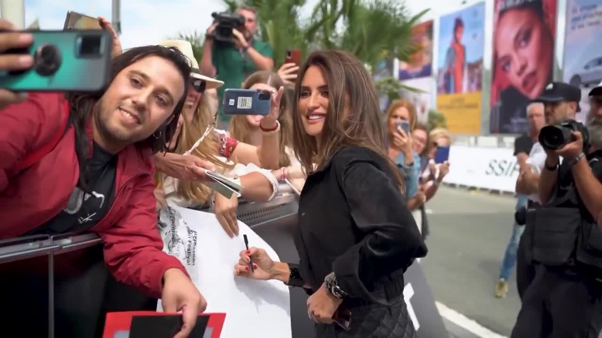 Penélope Cruz enamora con su look 'total black' en su llegada a San Sebastián