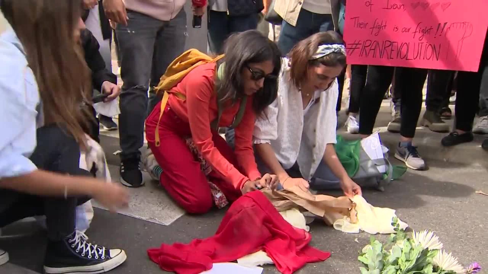 Manifestantes queman velos en señal de protesta por la muerte de Mahsa Amini