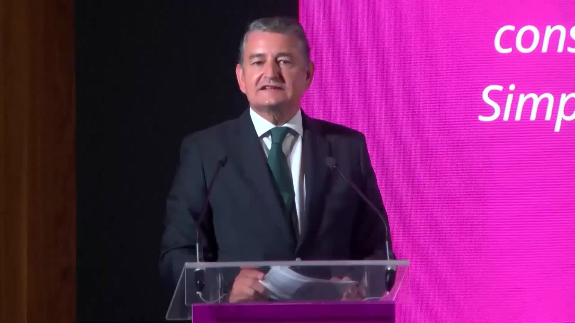 Sanz apela a la unidad pues "nos esperan momentos difíciles"