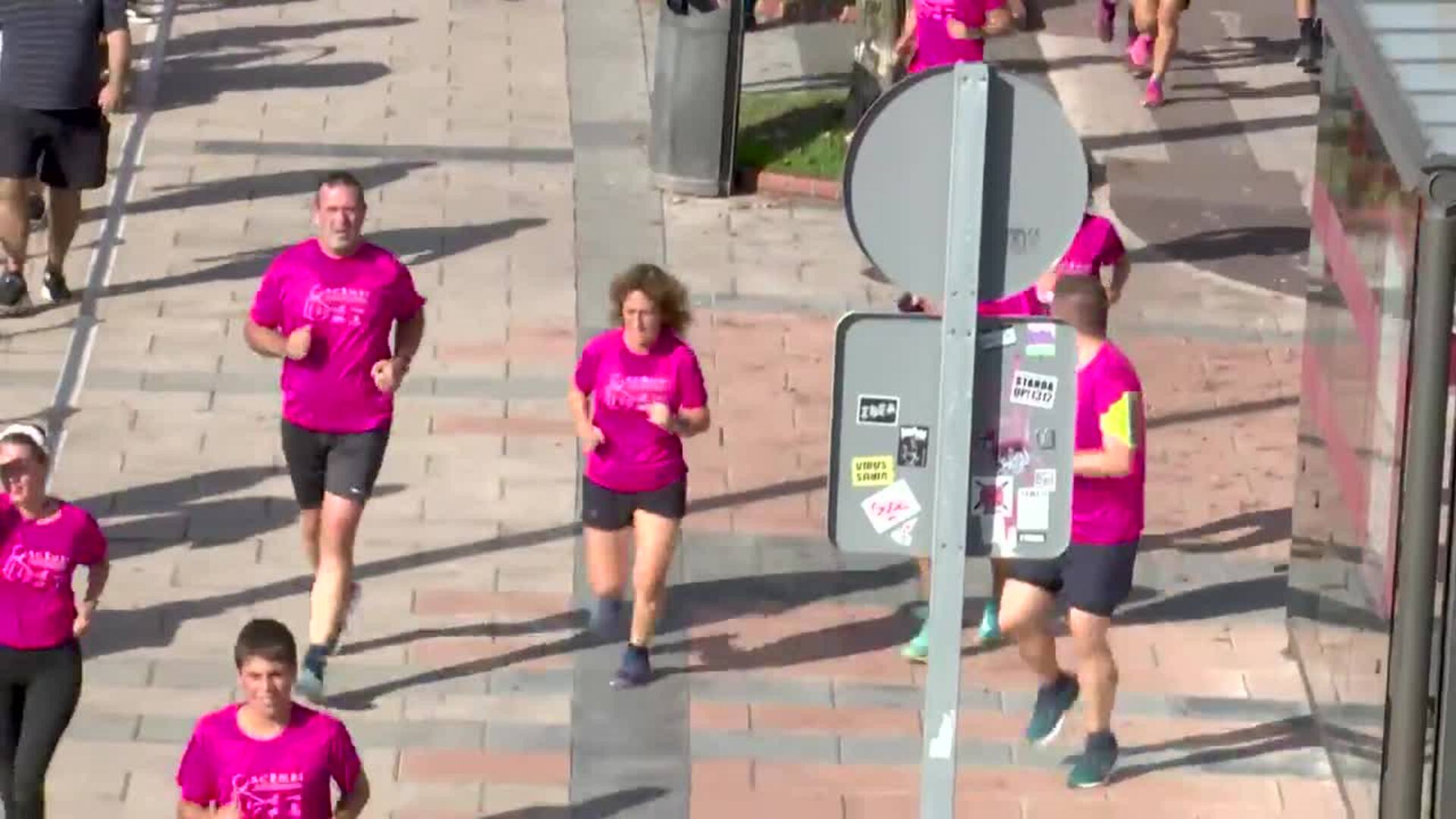 La Carrera Solidaria contra el Cáncer de Mama vuelve a teñir de rosa las calles de Bilbao