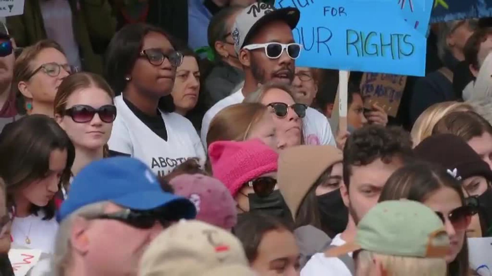 Miles de personas protestan en Washington contra la prohibición del aborto en EEUU