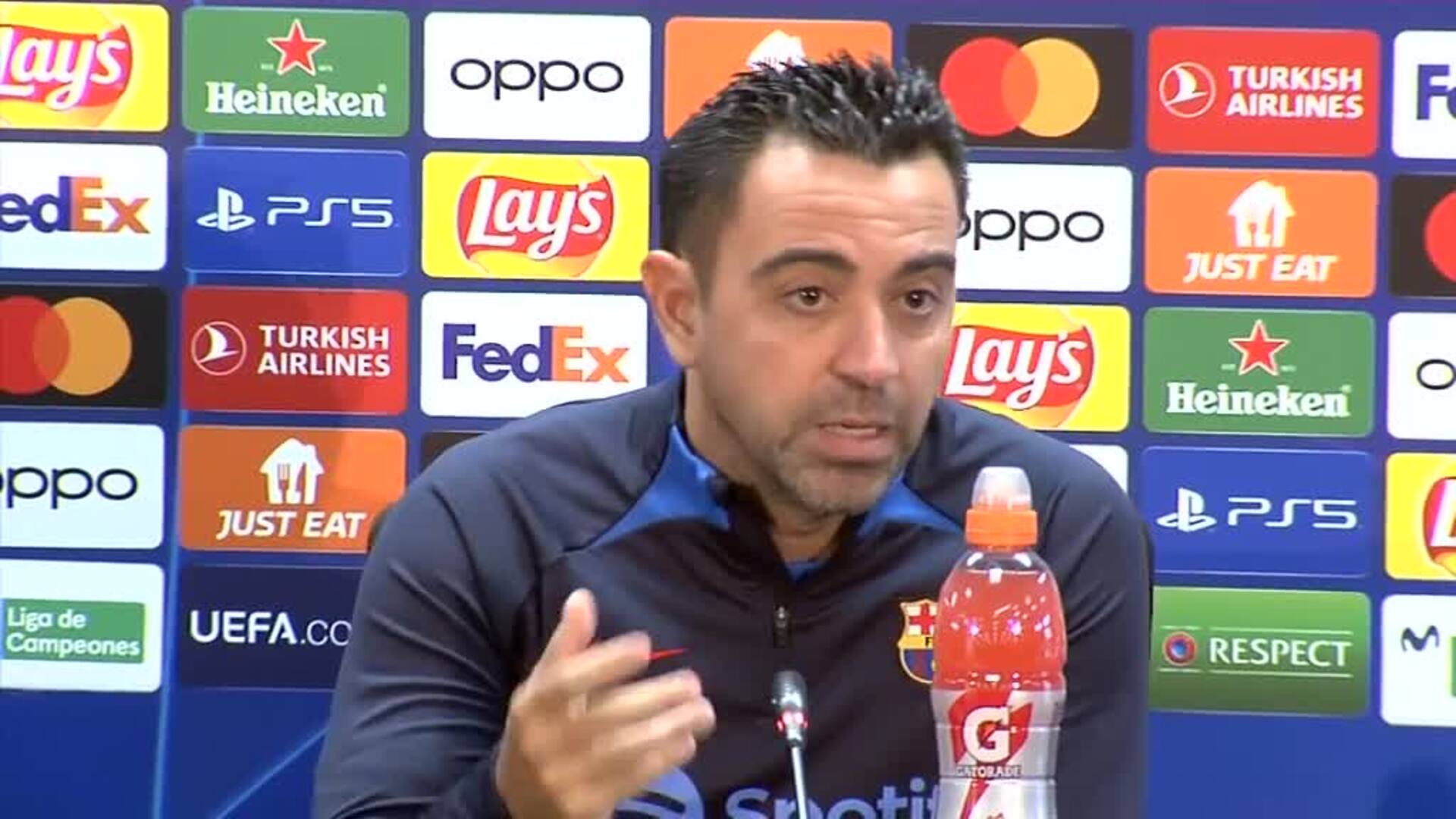Xavi: "Hay que mejorar para ganar mañana el partido y no depender de una decisión arbitral"