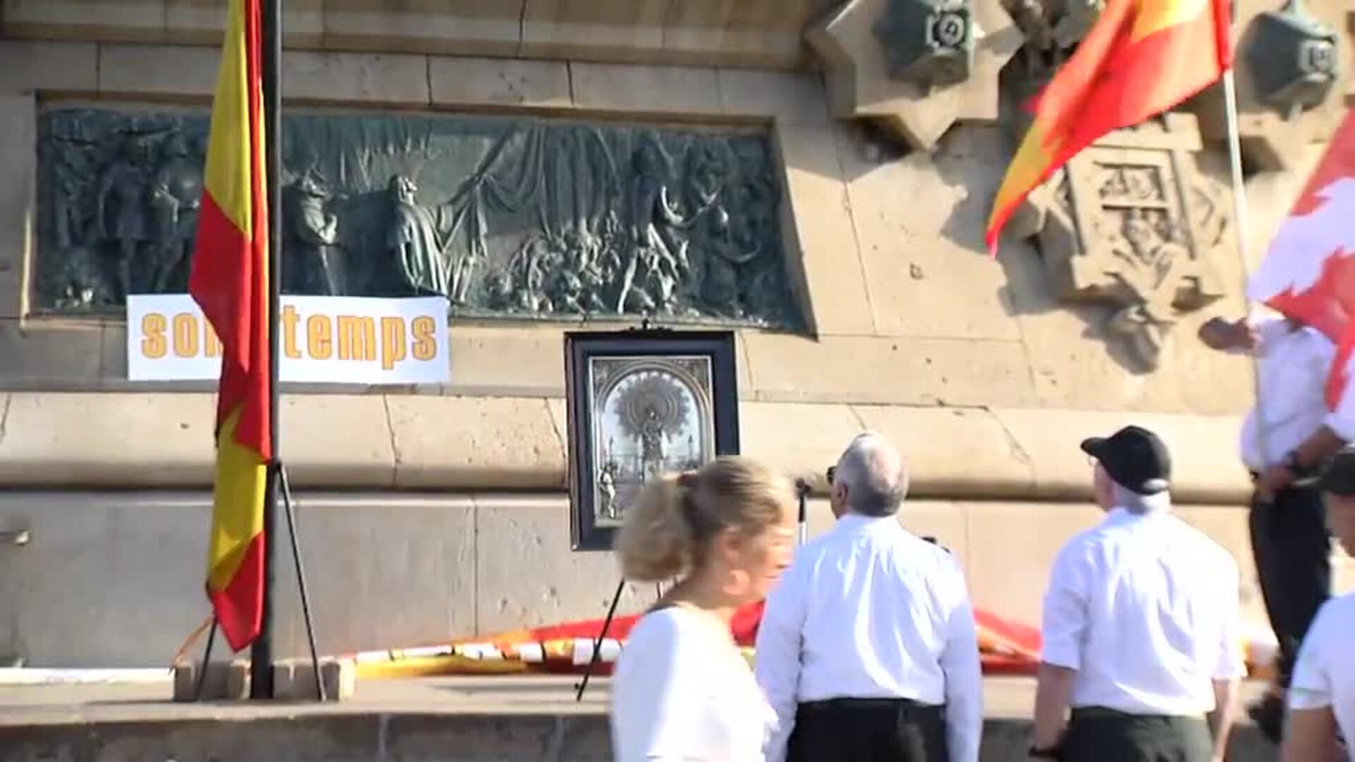 Garriga y Ortega Smith participan en la ofrenda florar a Colón en Barcelona