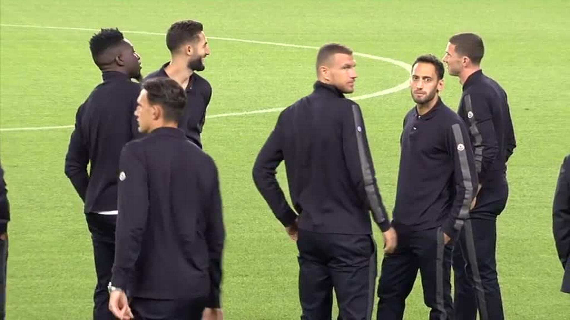 Los jugadores del Inter visitan el Nou Camp antes del partido contra el Barcelona