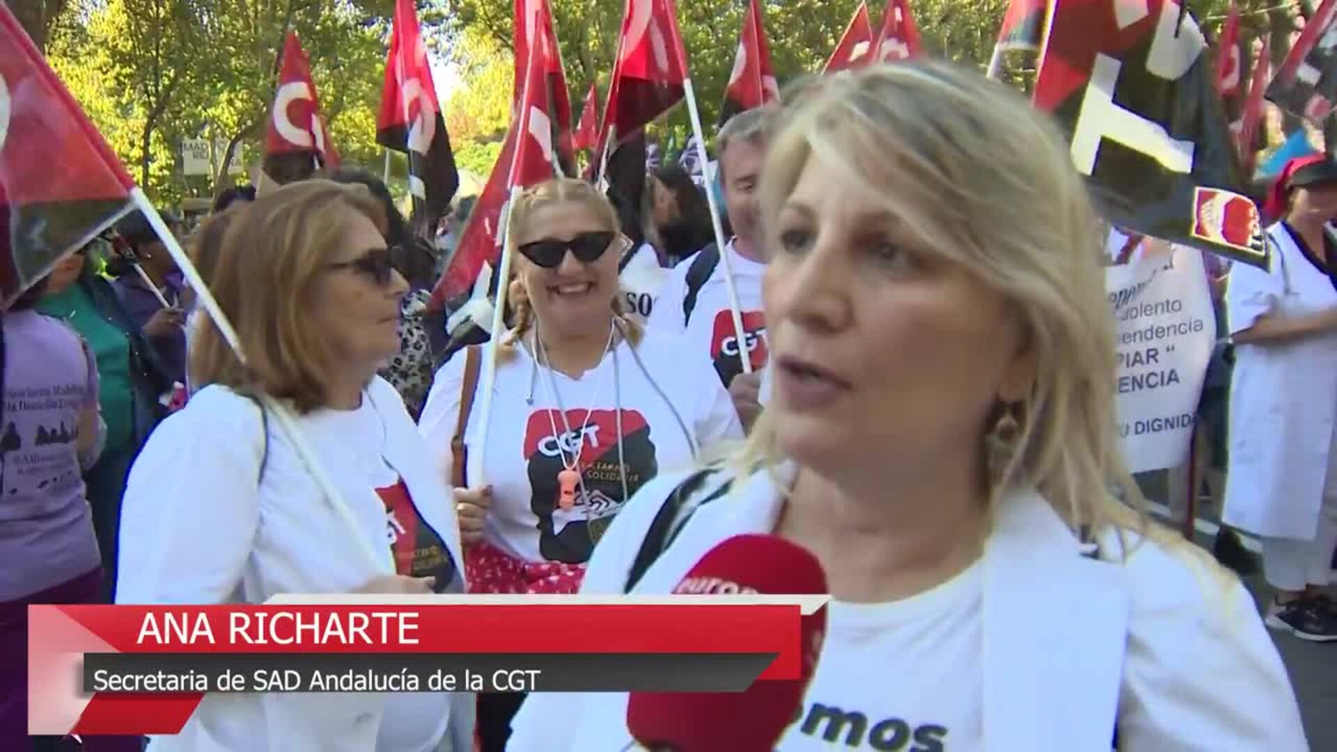 Miles de pensionistas se manifiestan en Madrid por las pensiones y los salarios "dignos"