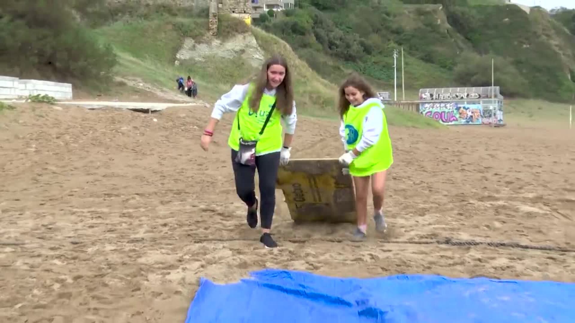 Decenas de personas de todas las edades participan en Getxo en una recogida de basuras marinas