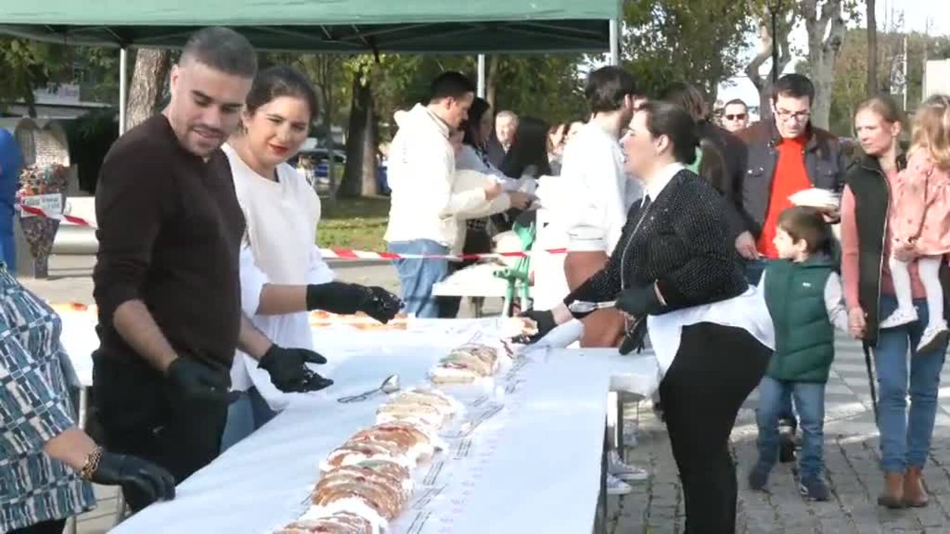 La localidad sevillana de Guillena celebra la llegada de la Navidad con un roscón gigante