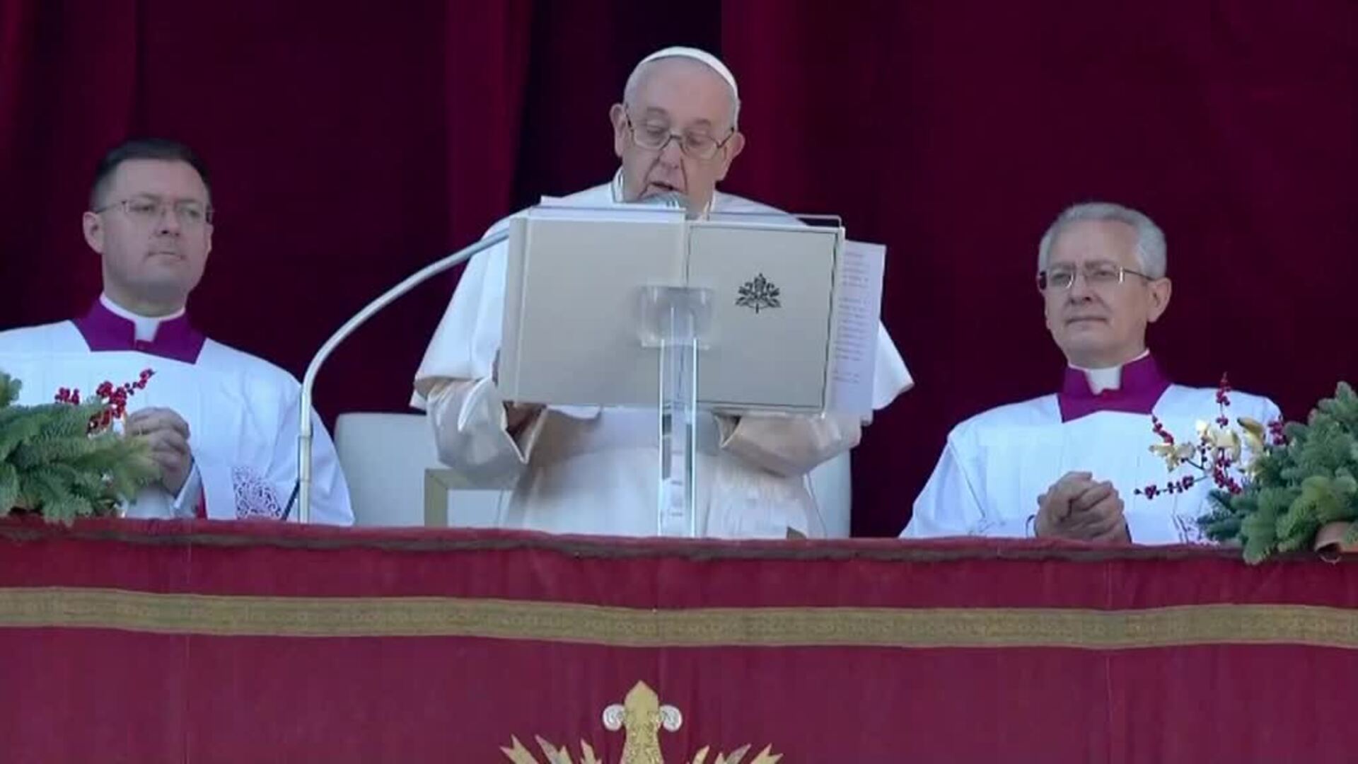 El papa recuerda en la bendición Urbi et Orbi las guerras y el hambre que sufre la humanidad