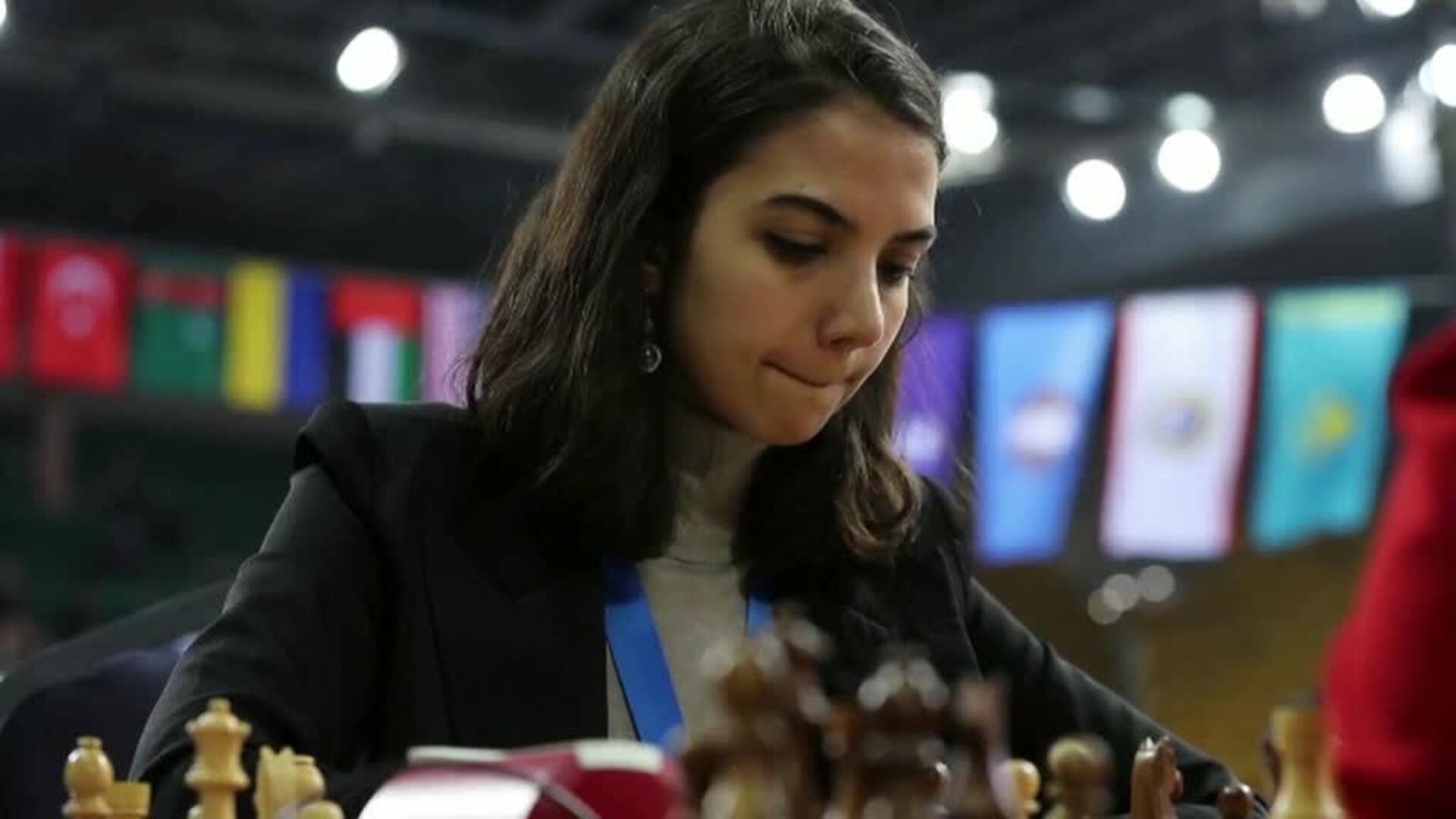 Dos mujeres iraníes compiten sin velo en el mundial de partidas rápidas de ajedrez en Kazajistán