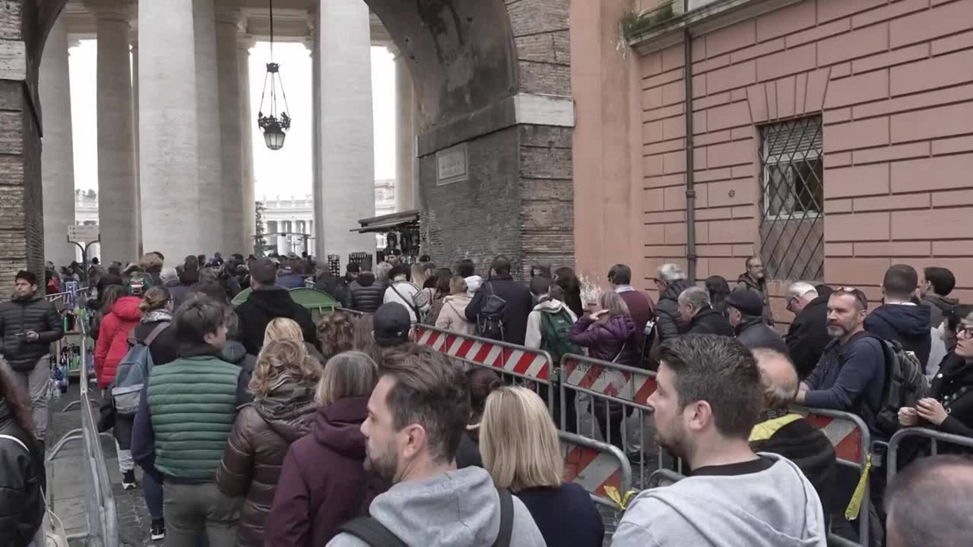 Miles de personas muestran sus respetos a Benedicto XVI en su capilla ardiente