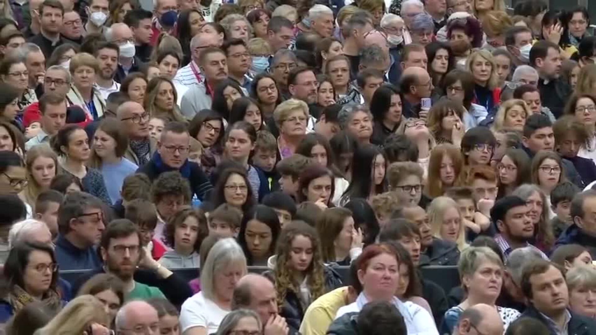 El papa Francisco elogia el pensamiento "agudo y gentil de Benedicto XVI