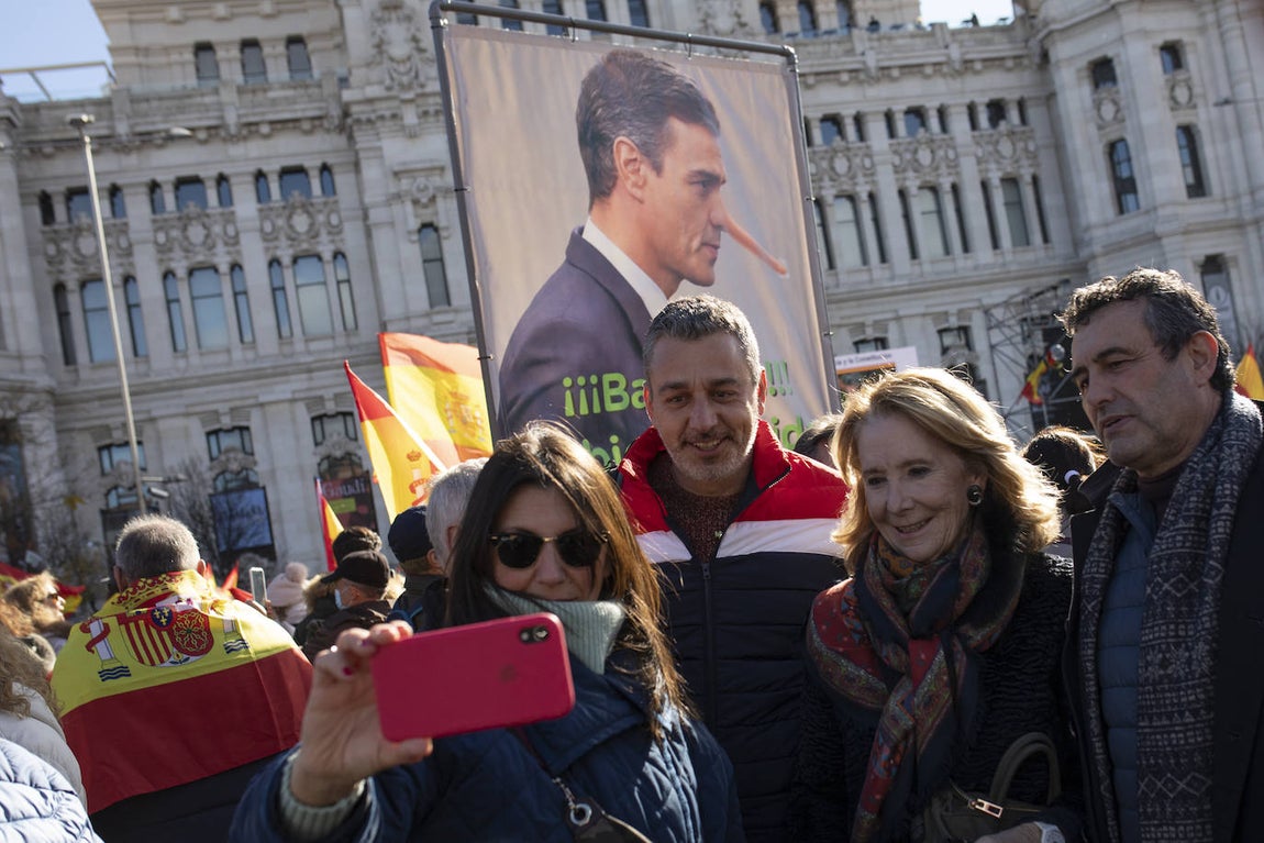 Fotogalería: masiva concentración en Madrid contra Pedro Sánchez