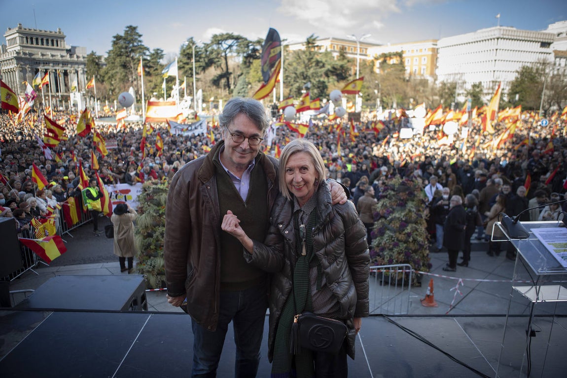 Rosa Díez, desde el escenario de la concentración